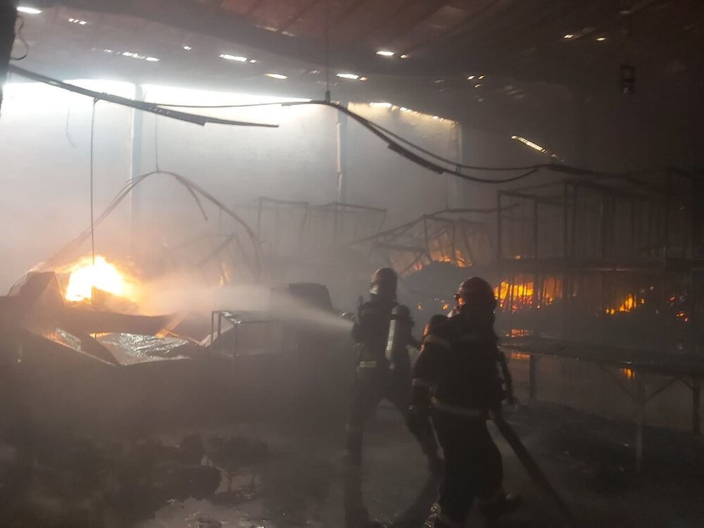 آتش‌سوزی انبار عطر و ادکلن در بازار تهران / نجات ۱۰ نفر از میان دود و آتش