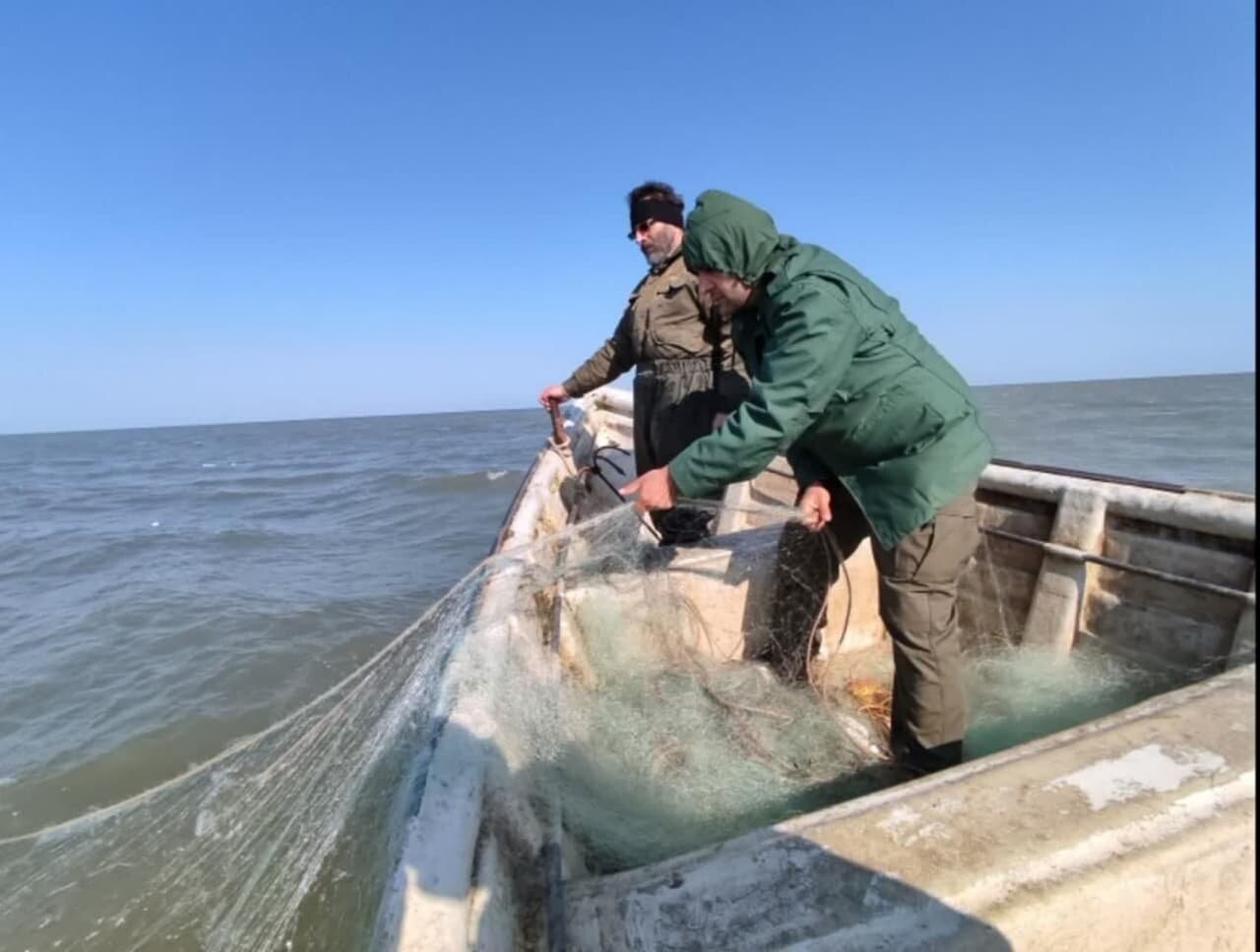 جمع آوری ادوات صید غیرمجاز در رودخانه سپیدرود