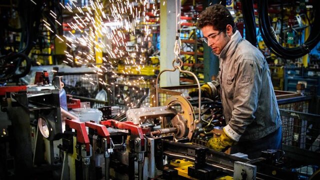 مرکز آمار ایران نیز در آخرین گزارش خود نرخ بیکاری را ۸.۲ درصد اعلام کرد که نسبت به فصل قبل حدود ۰.۷درصد کاهش داشته است.