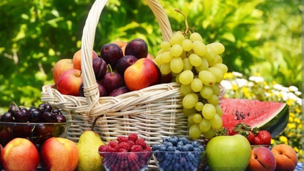 ۴ نشانه که به شما هشدار می‌دهد در مصرف میوه زیاده روی می‌کنید