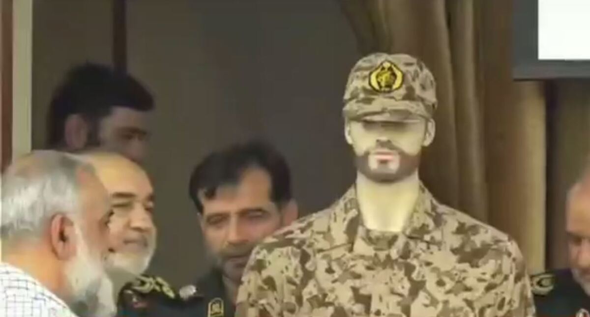 لباس جدید سربازی رونمایی شد  سرلشکر سلامی: پاسداران در حوادث طبیعی اولین افراد حاضر در میدان هستند