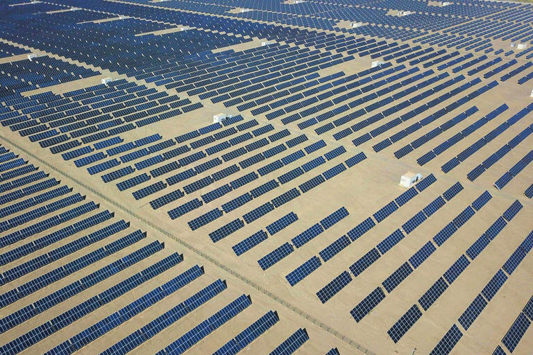 وسعت نیروگاه خورشیدی جدید چین از تهران بیشتر است!
