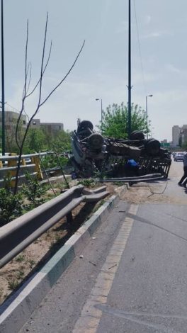 برخورد یک ماشین کپسول اکسیژن با حصار بزرگراه باعث مرگ شد
