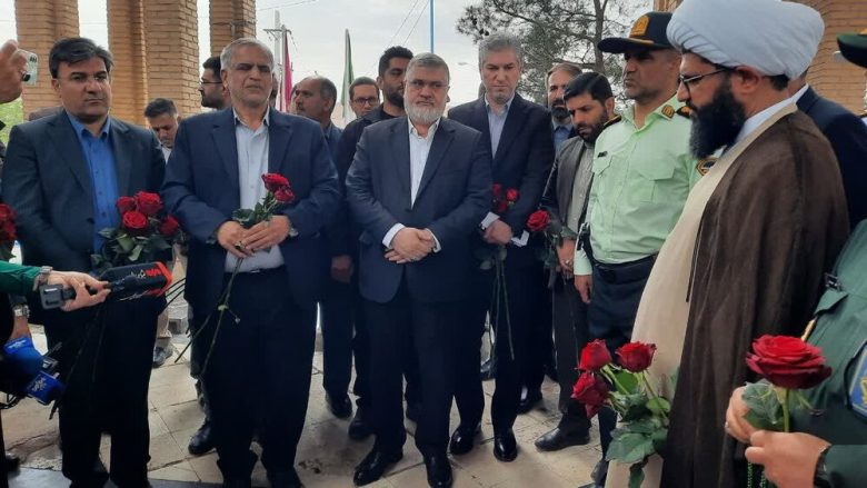 استاندار تهران به مقام شامخ شهدا در پاکدشت ادای احترام کرد