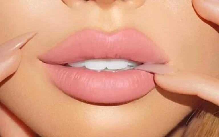 چطور با رژ لب لب هایی پرتر و زیباتر داشته باشیم؟
