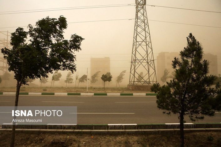 خطر سقوط اجسام و برق‌گرفتگی در طوفان جدی است