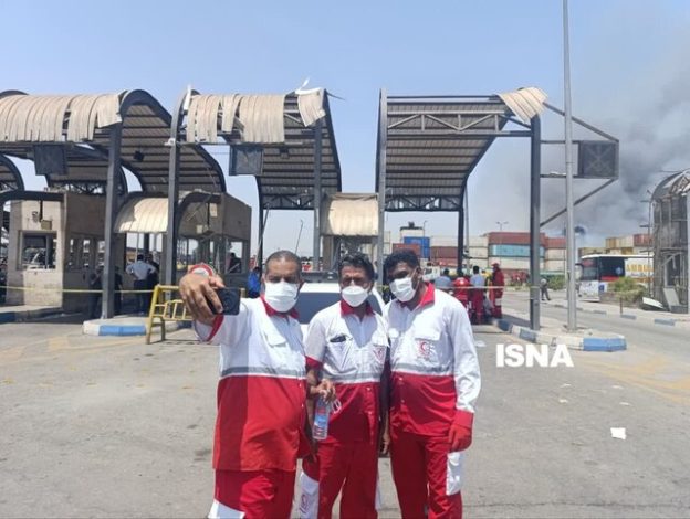 داستان یک تصویر ؛ امدادگرانی که مرگ را جابجا کردند