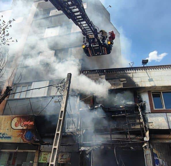آتش سوزی در فروشگاه نفتی آندرسو/ آتش نیز به نمای ساختمان مجاور گسترش یافته است