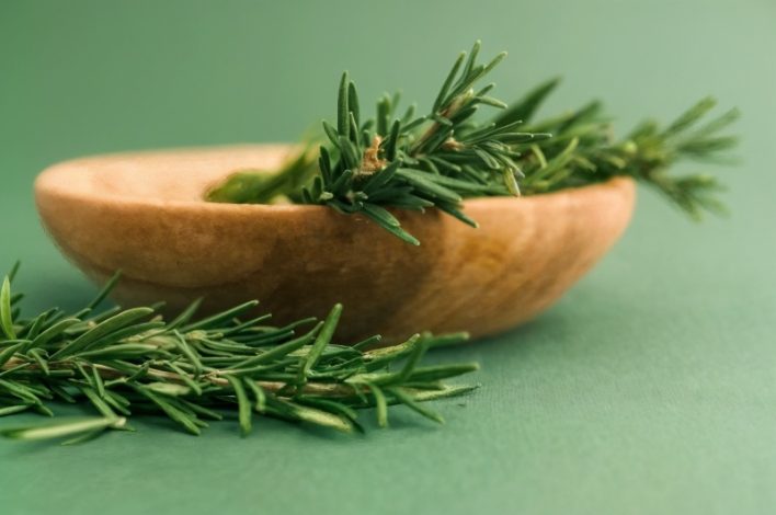 تأثیرات گیاه رزماری بر ترمیم سریع زخم و جلوگیری از جای زخم